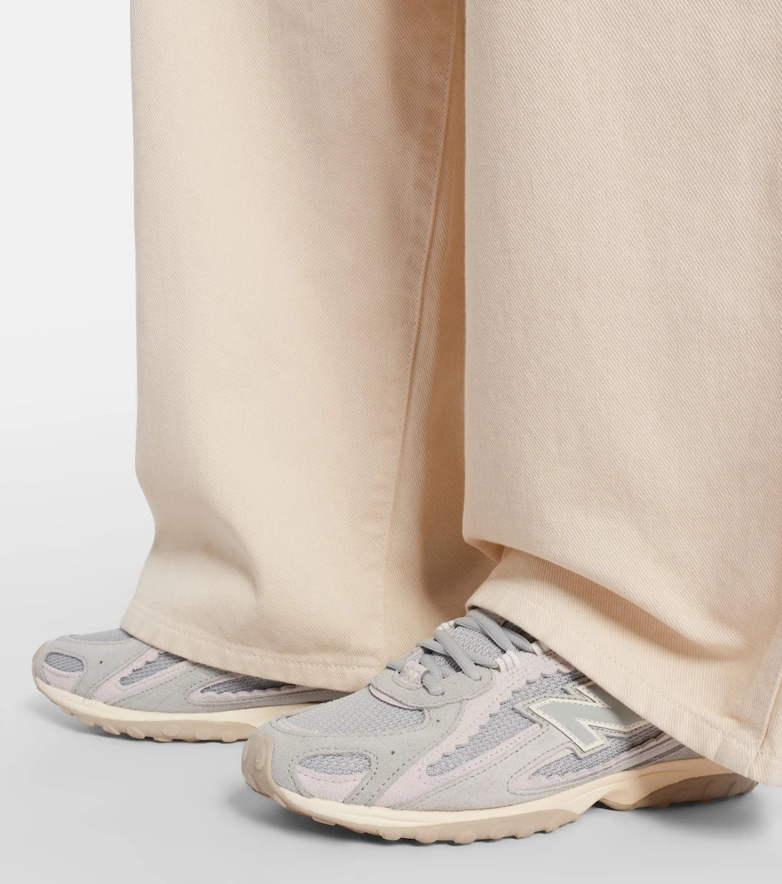 New Balance - حذاء رياضي من الجلد السويدي 204L