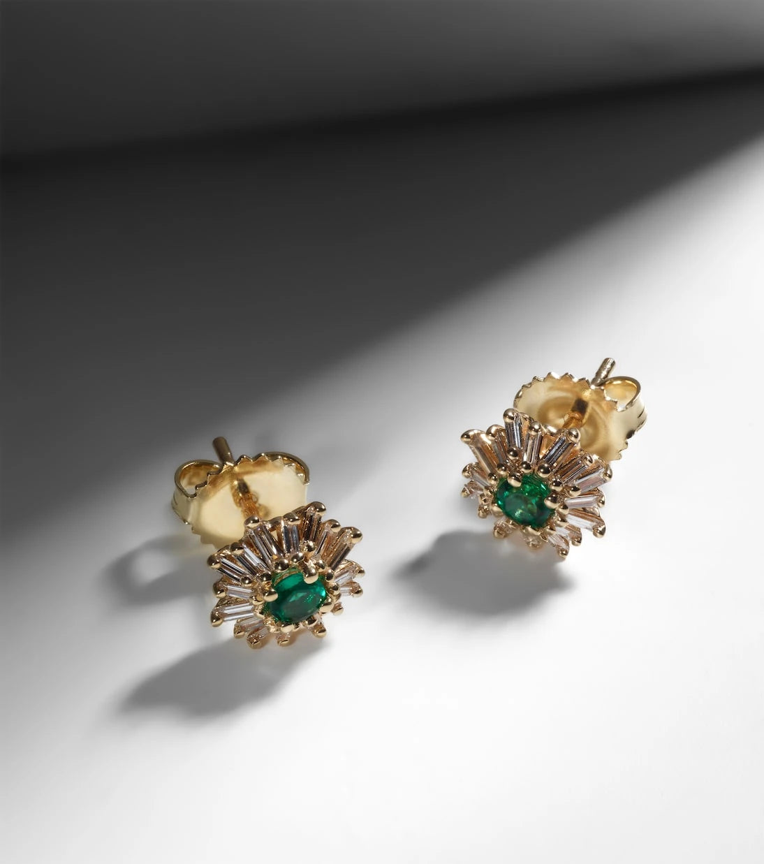 Suzanne Kalan - 18kt gold earrings with diamonds and emeralds