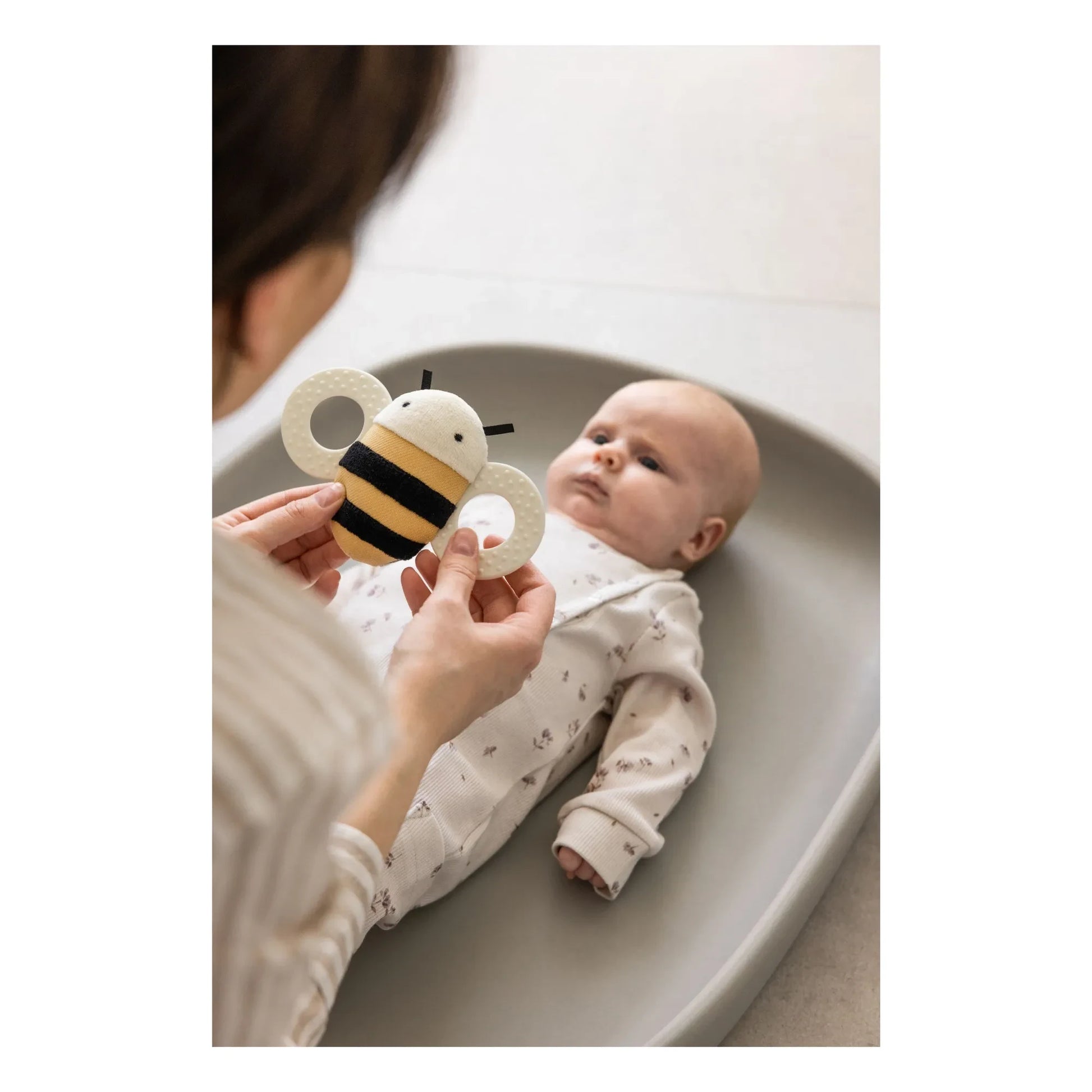 Sebra - Billy the bee rattle | Yellow