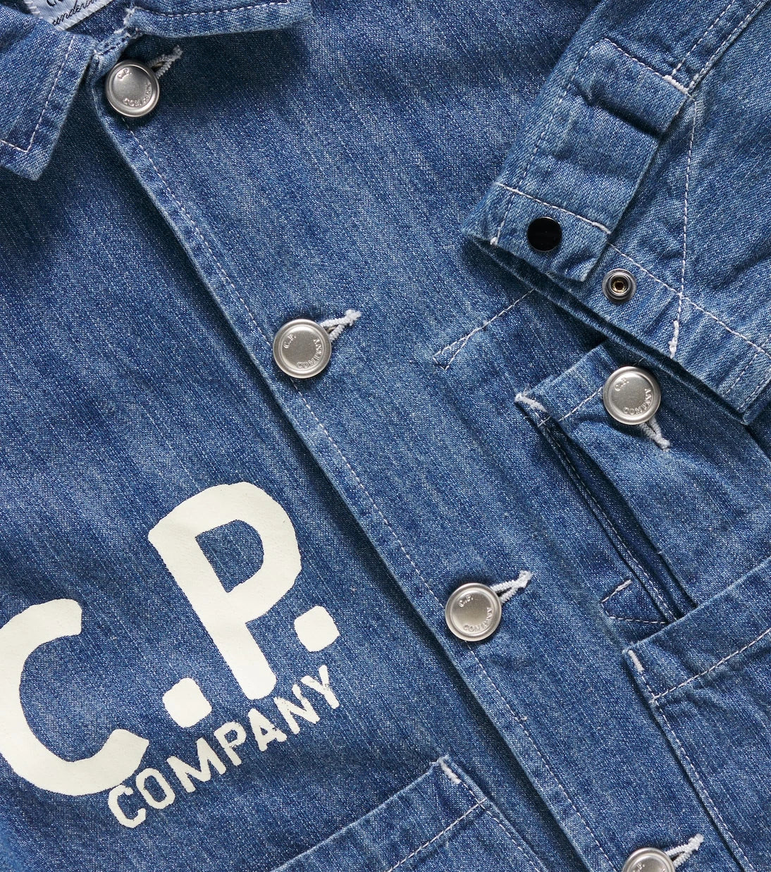 C.P. Company Kids - جاكيت جينز بشعار العلامة