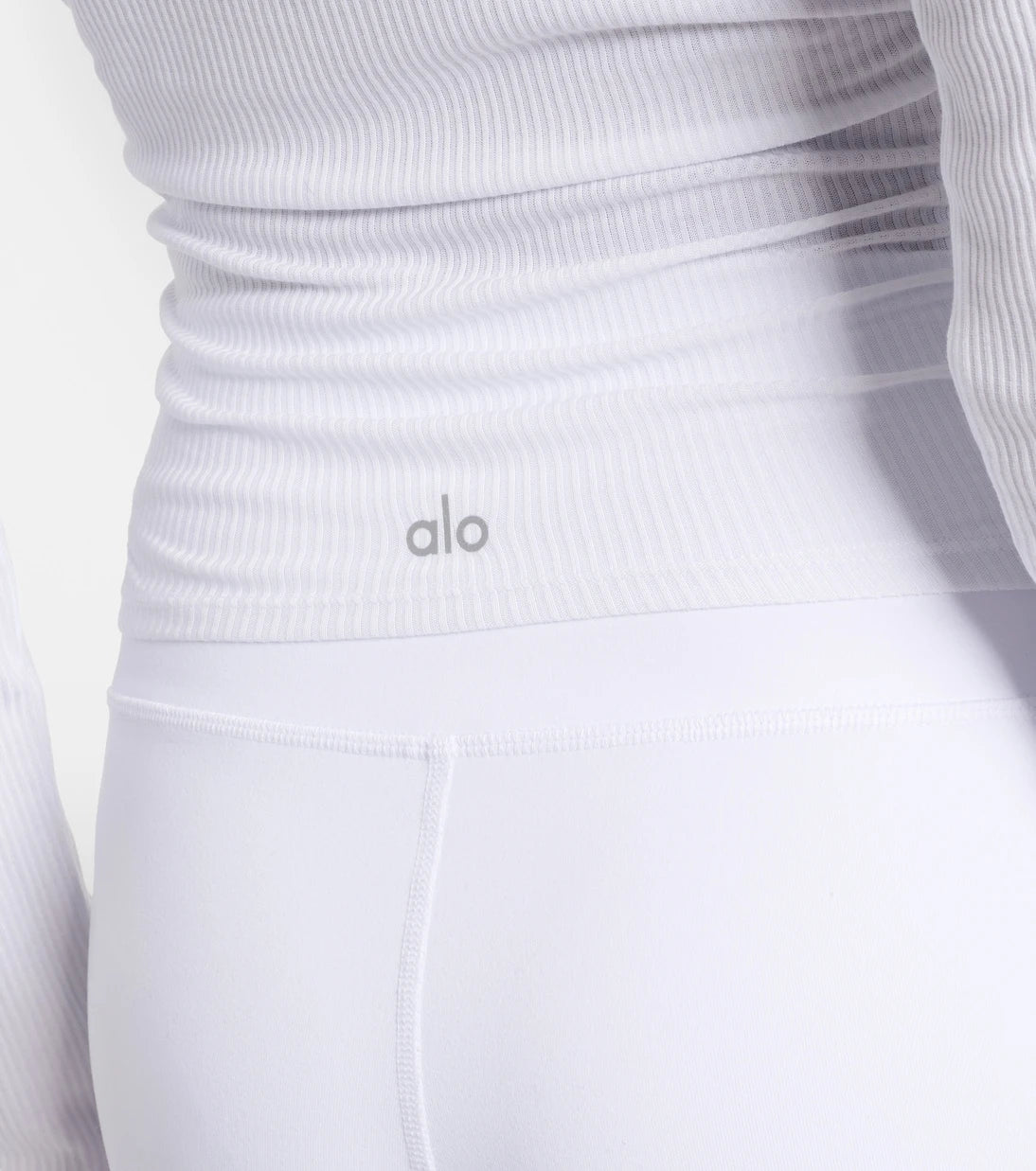 Alo Yoga - توب بكسرات
