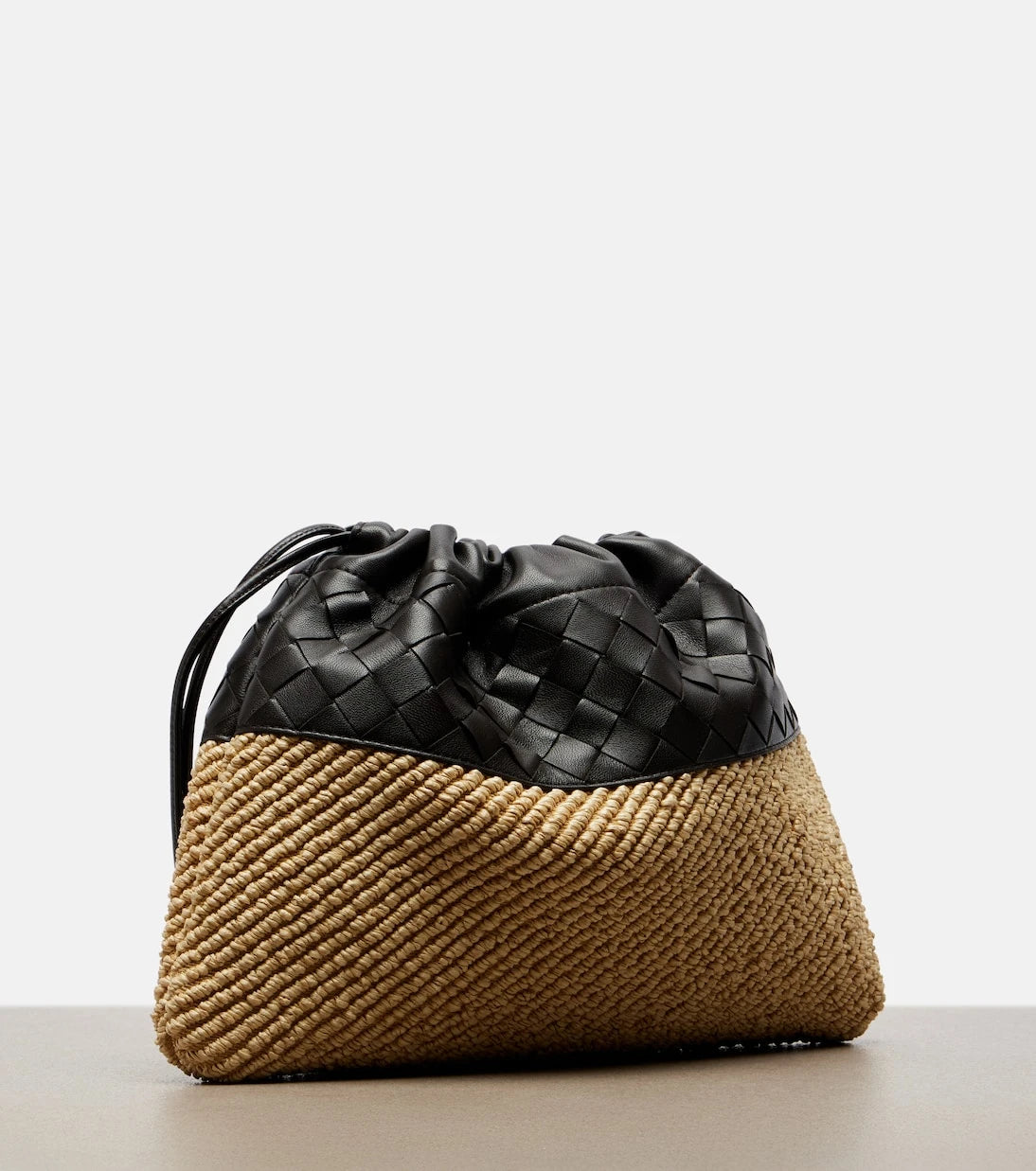 Bottega Veneta - كيس قماشي صغير من الرافيا والجلد