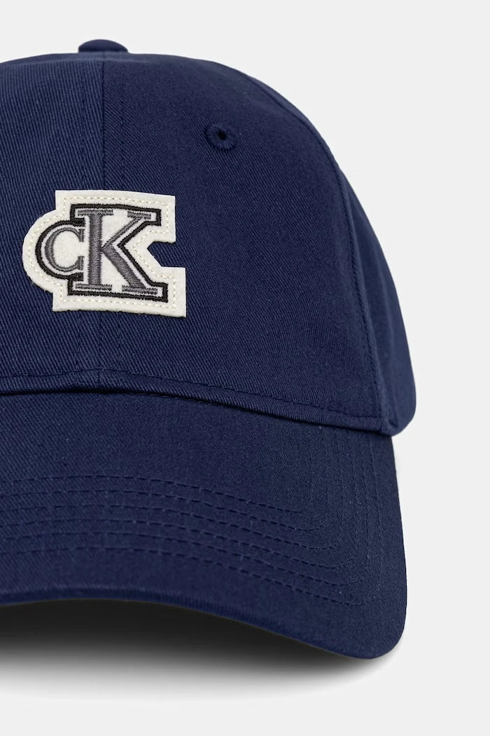 Calvin Klein шапка с козирка от памук