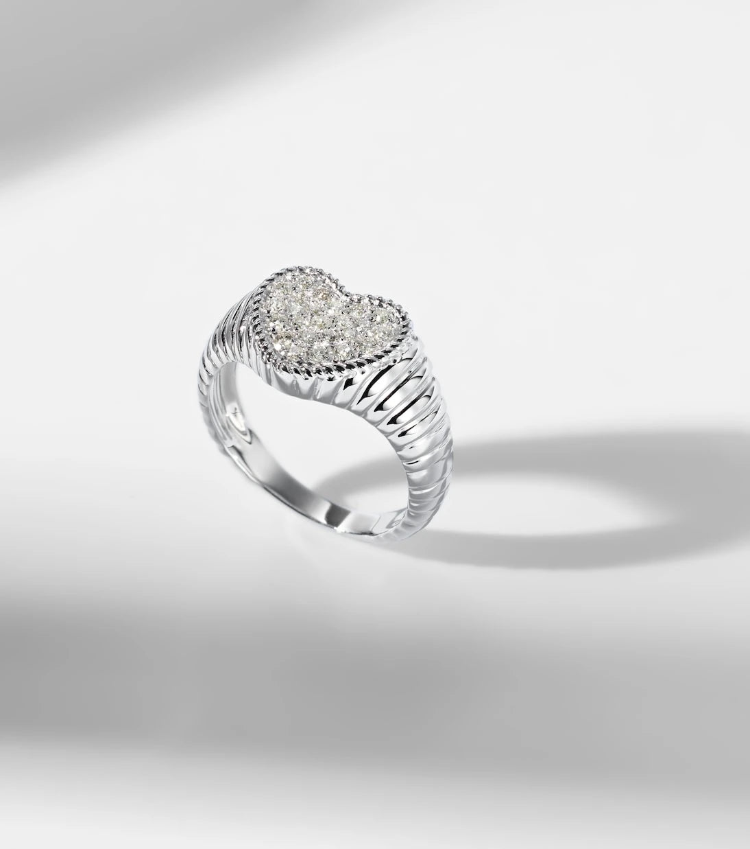 Yvonne Léon - Baby 9kt white gold pinky ring with diamonds