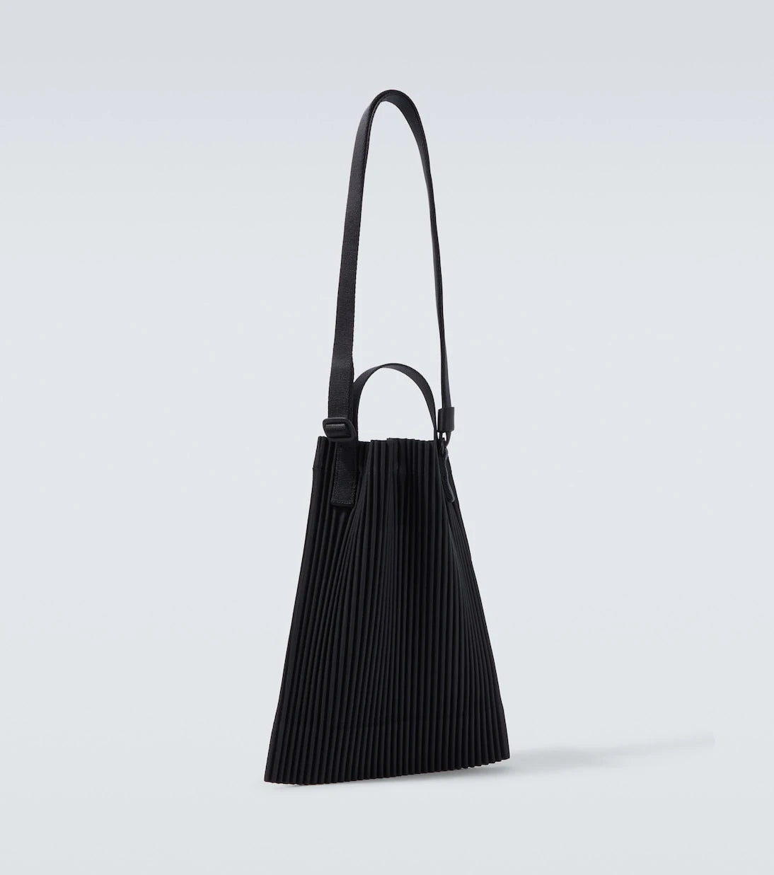 Homme Plissé Issey Miyake - حقيبة كتف بتطريزات مع رباط سحب