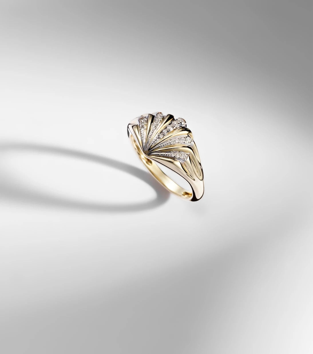 Yvonne Léon - Baby Chevalière 9kt ring with diamonds