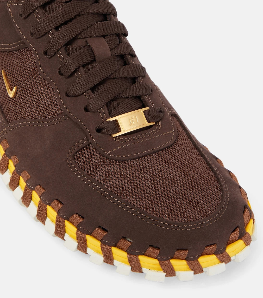 Nike - حذاء رياضي جاكيموس جيه فورس 1 من الشامواه