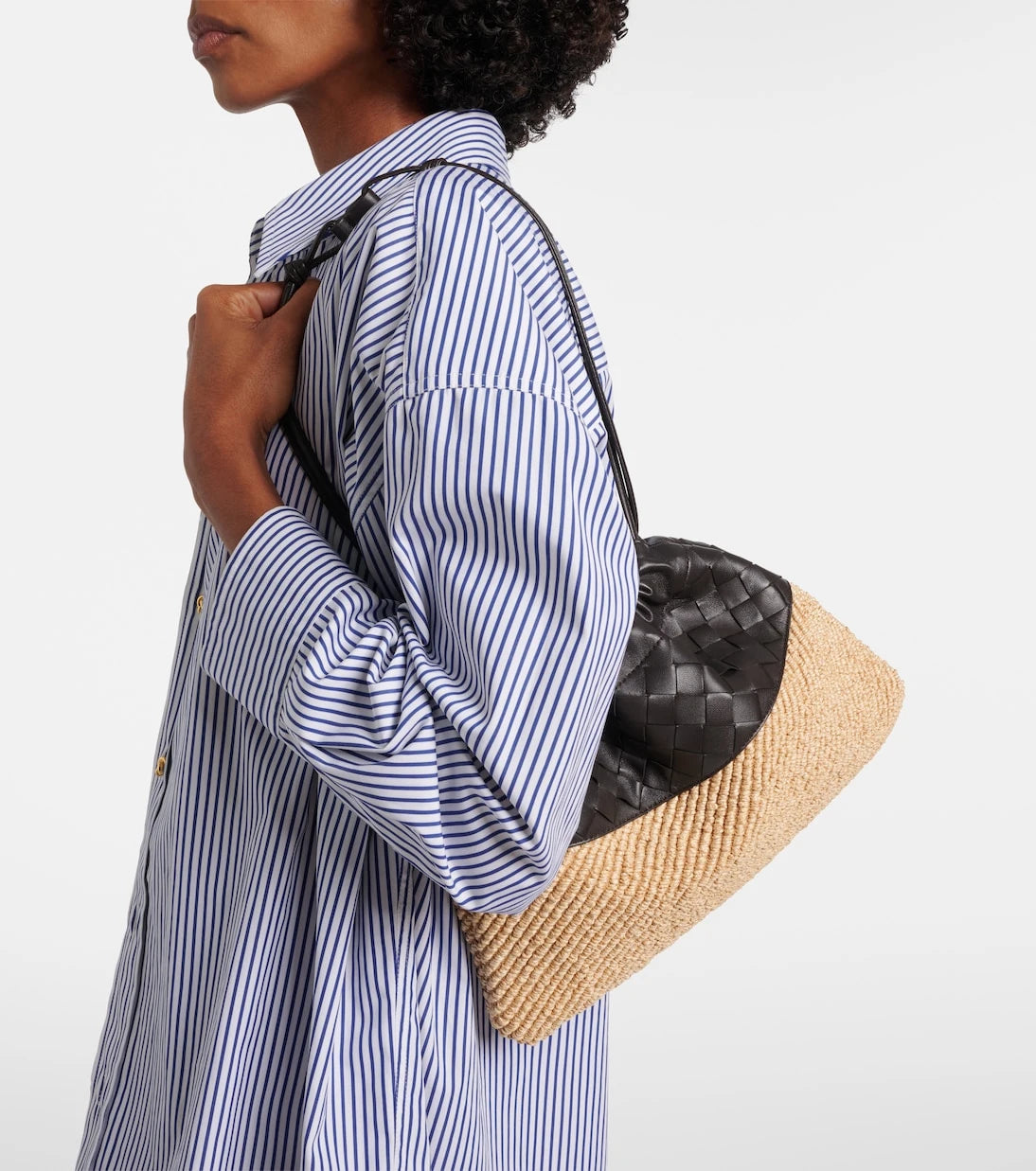 Bottega Veneta - كيس قماشي صغير من الرافيا والجلد