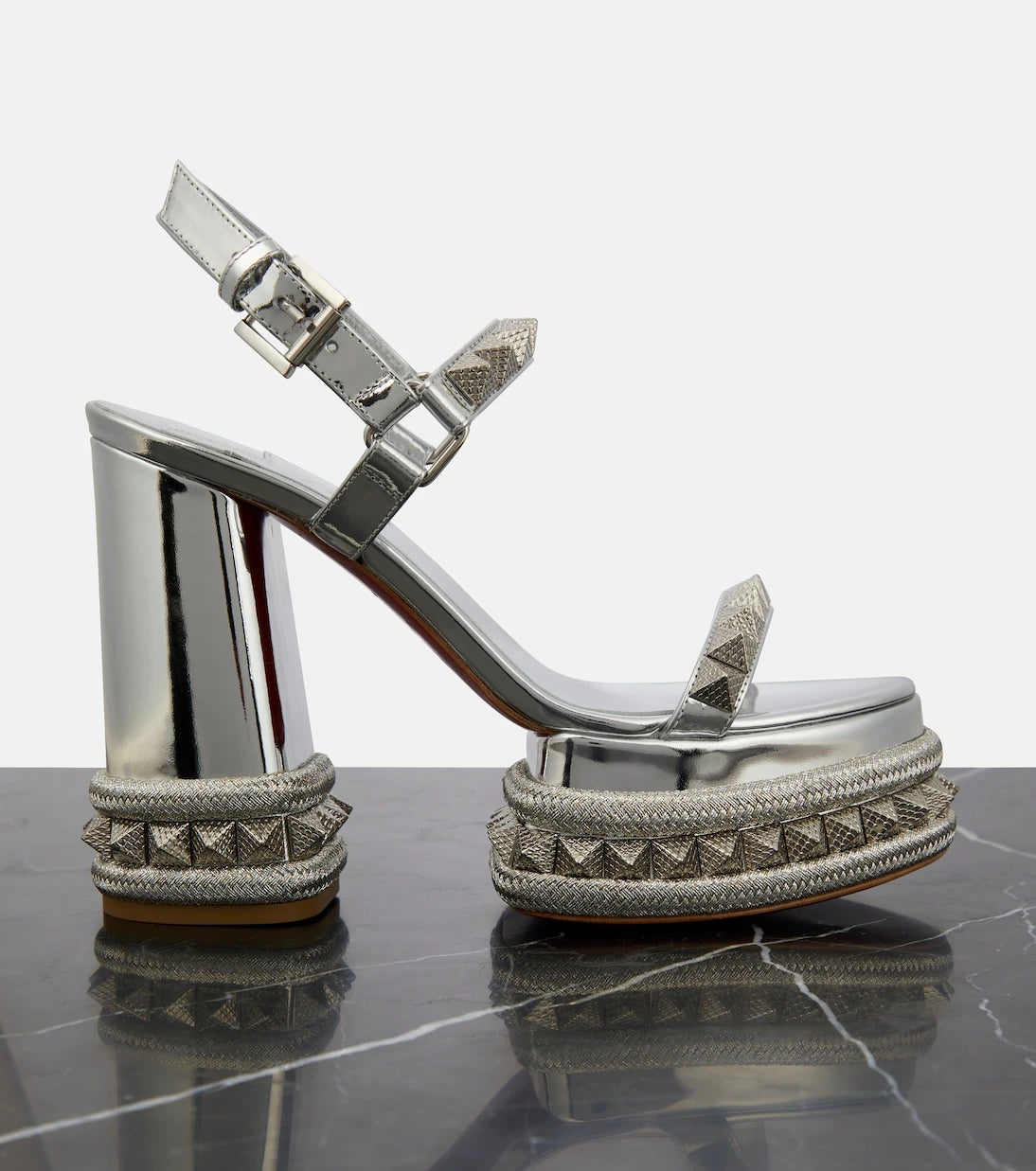 Christian Louboutin - صنادل Superaclou الجلدية ذات النعل السميك