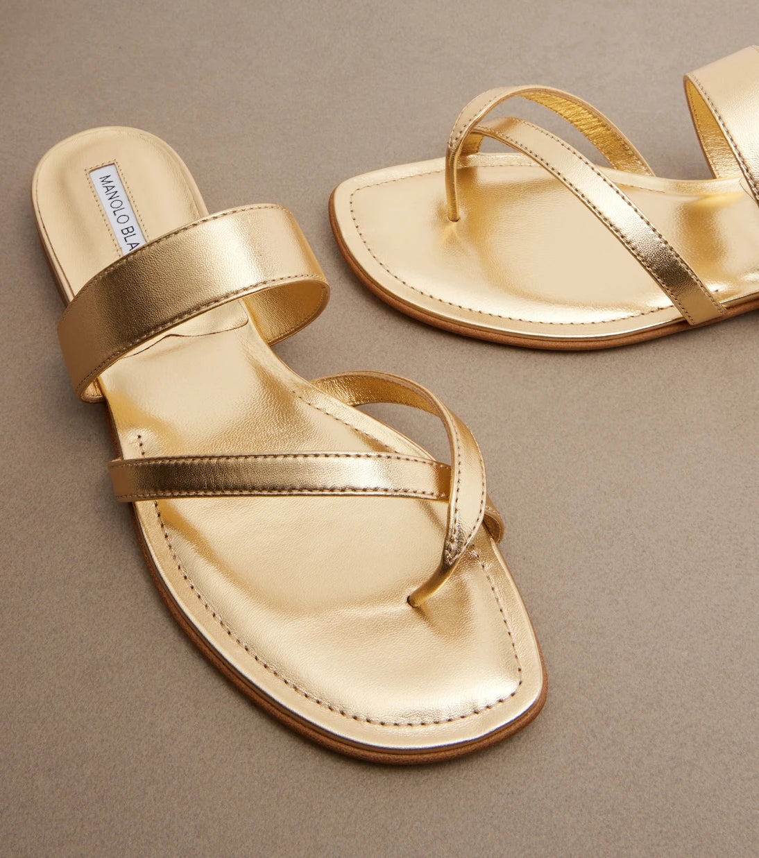 Manolo Blahnik - صندل Susa من الجلد المعدني