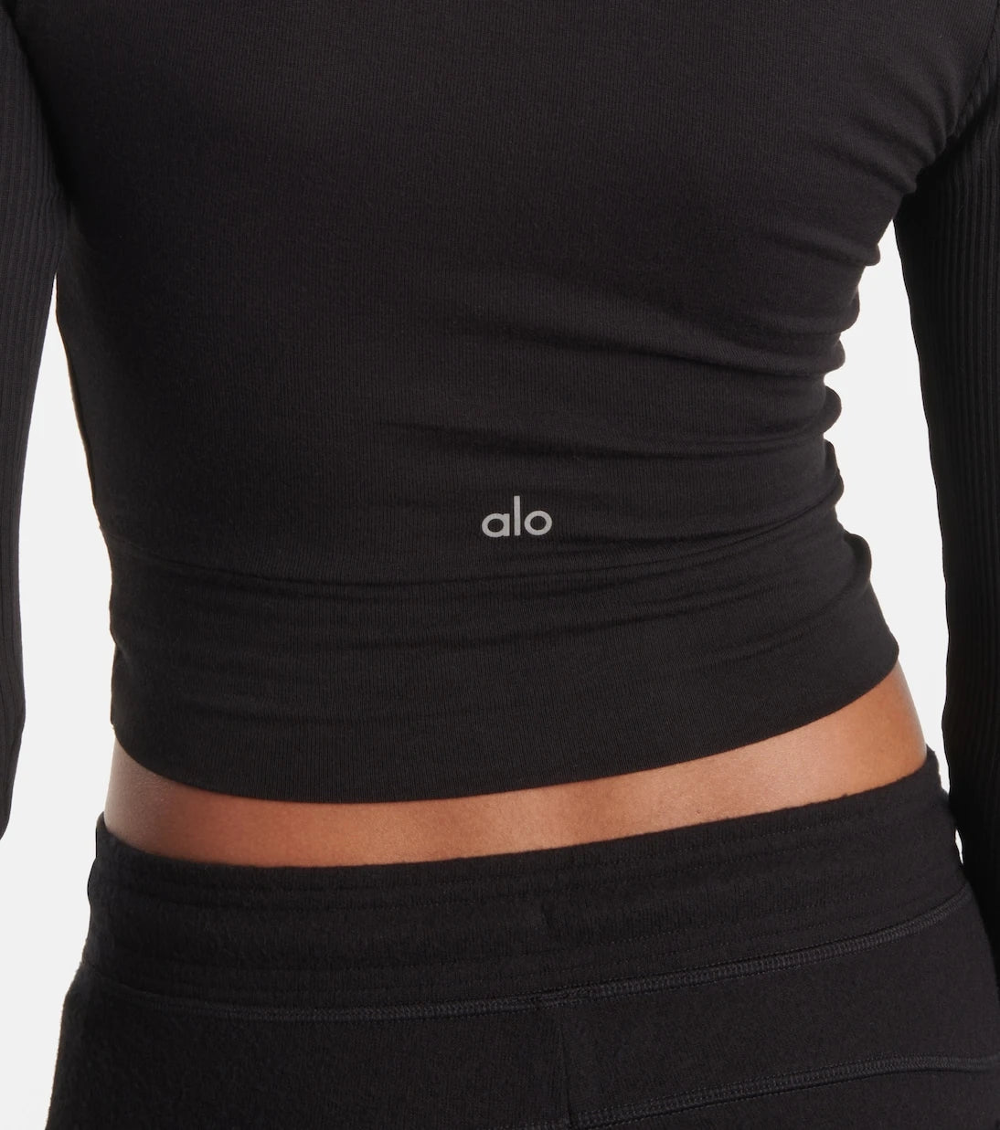 Alo Yoga - بلوزة قصيرة من نسيج محبوك