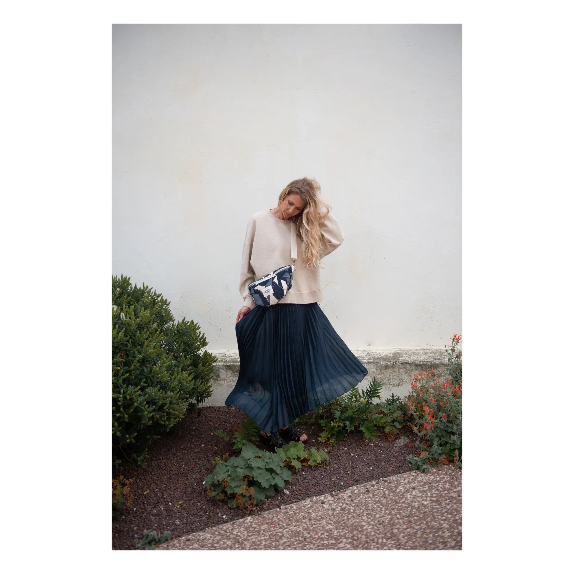 Mama Hangs - Bloom Bag multi-function banana | Indigo