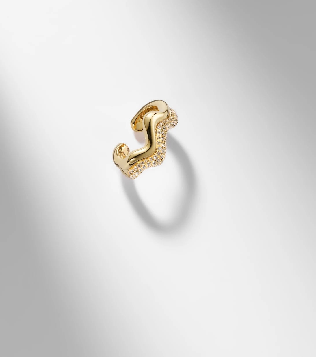 Shay Jewelry - سوار أذن من الذهب عيار 18 قيراطًا مرصّع بالألماس