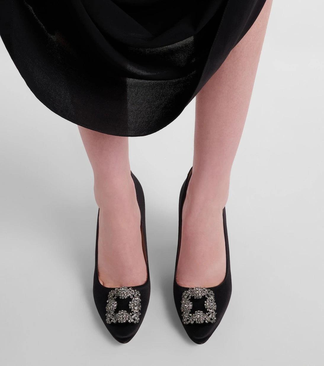 Manolo Blahnik - حذاء Hangisi 90 بكعب عالٍ من الساتان مزين بحلي