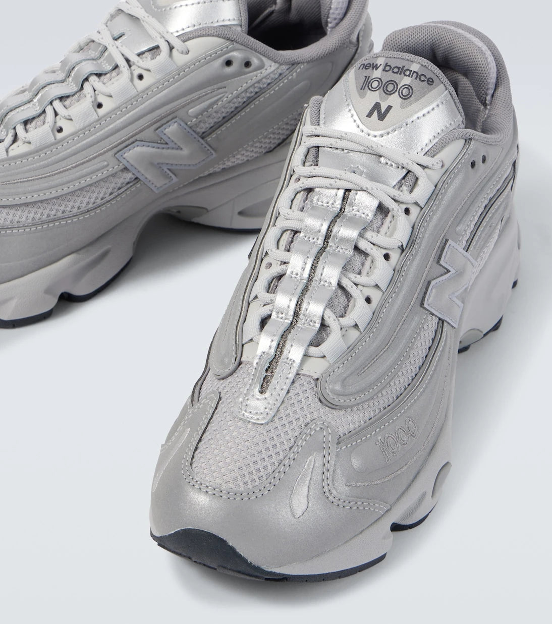 حذاء رياضي مطرز New Balance - 1000