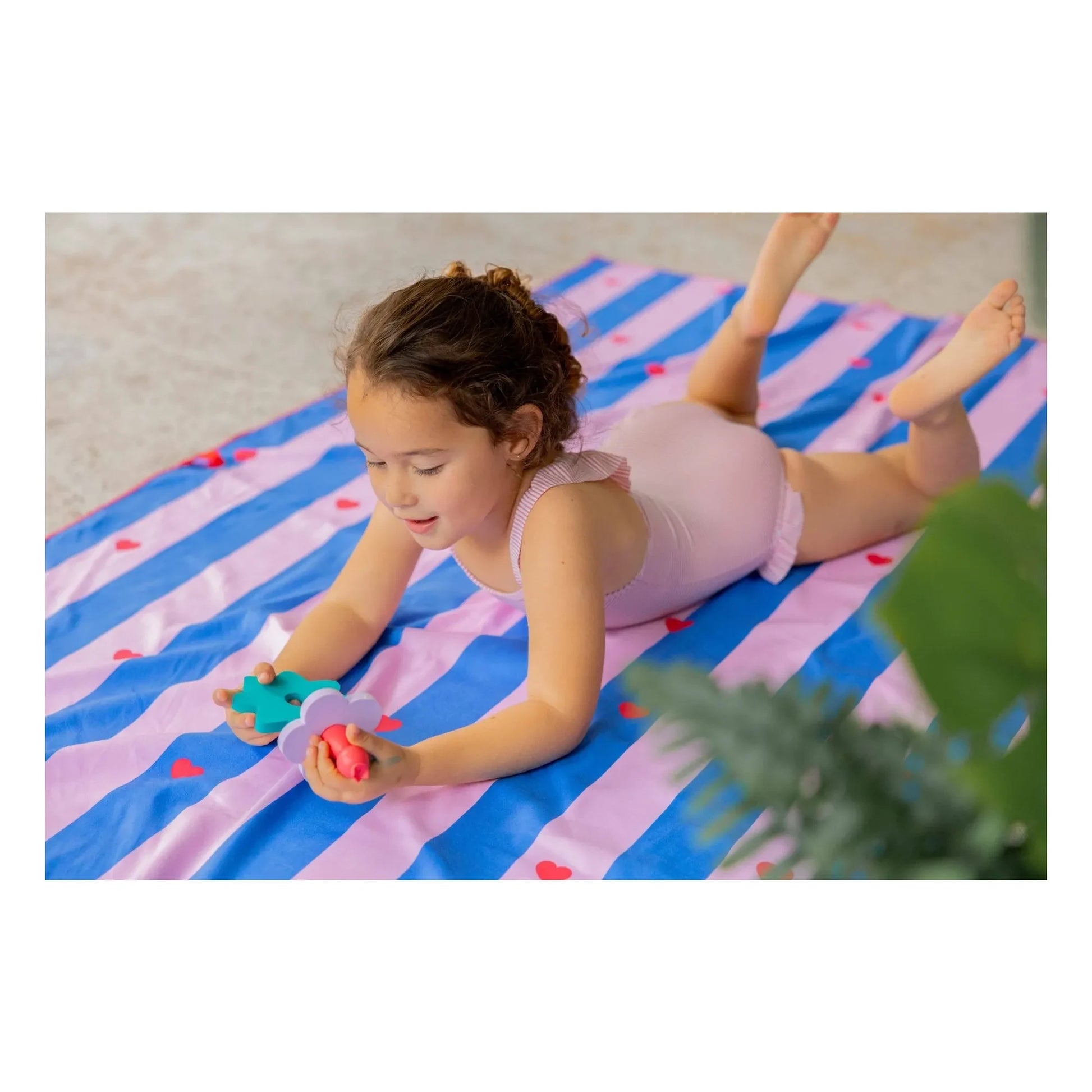 Quut - Phare Cœurs microfiber beach towel | Pink