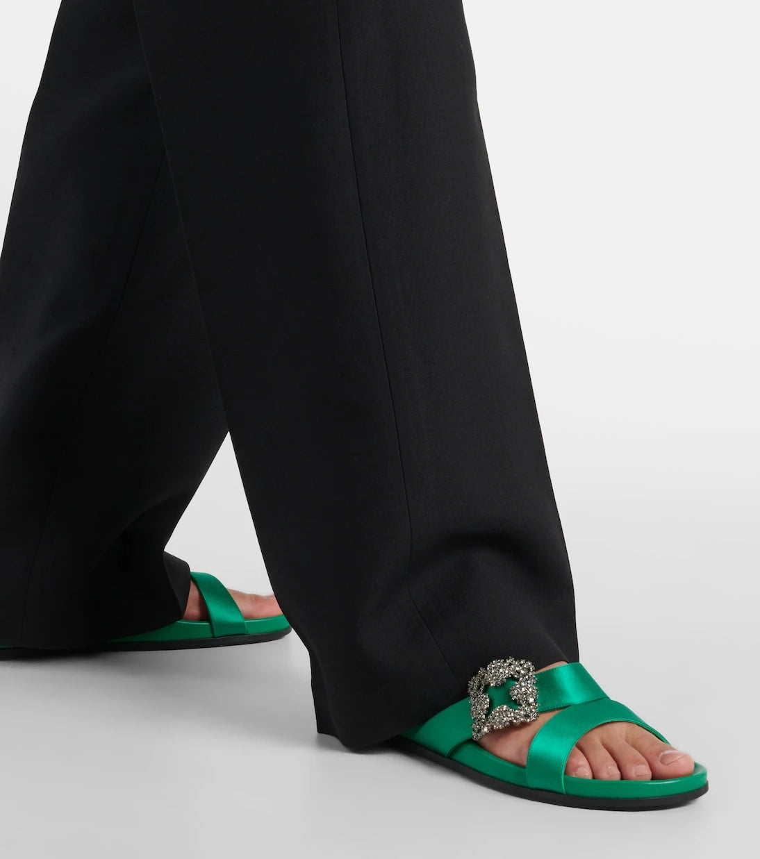 Manolo Blahnik - صندل تشيلانغي من الساتان المزدان بالزخارف