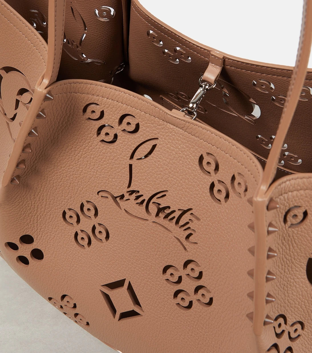 Christian Louboutin - حقيبة توت Cabarock مخرمة