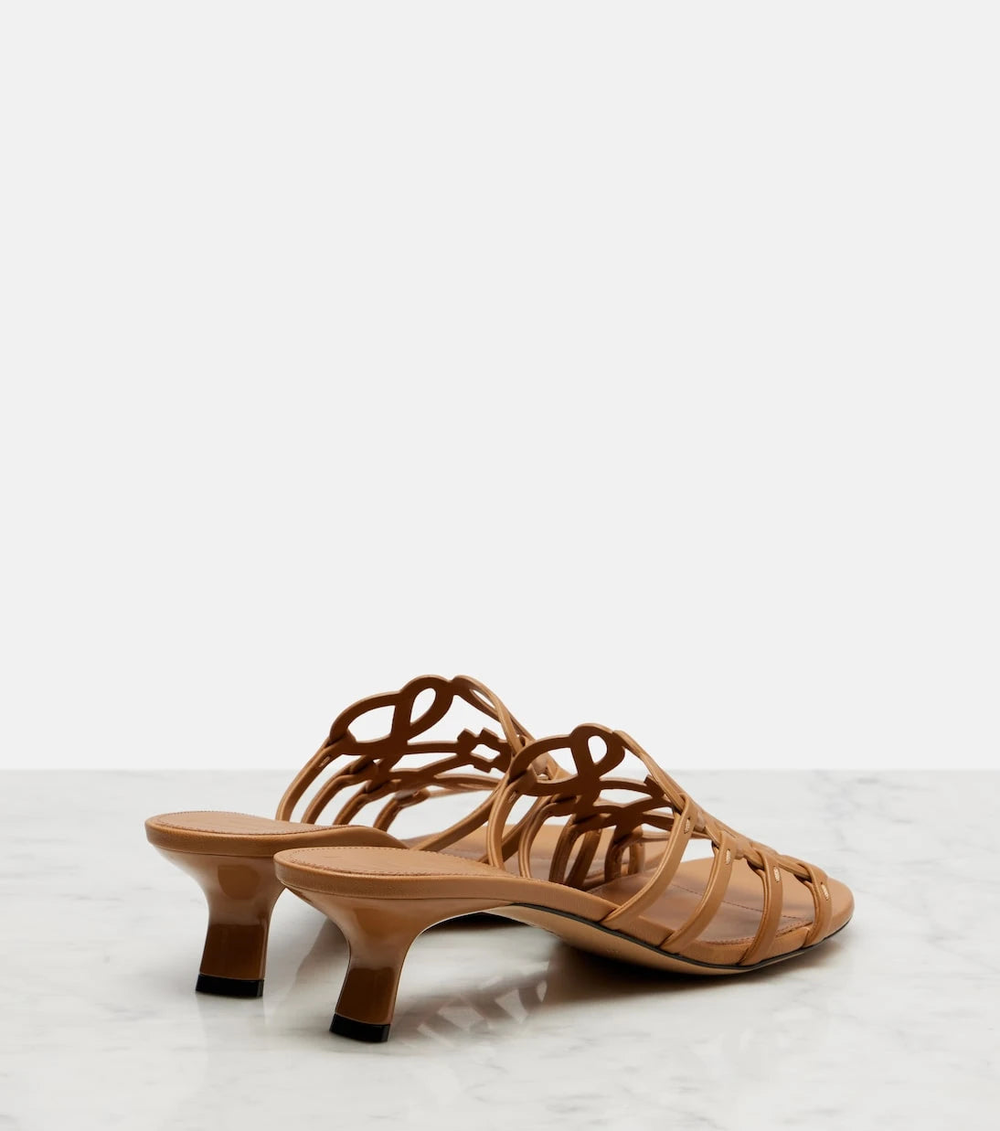 Loewe - شبشب Petal Anagram 45 الجلدي