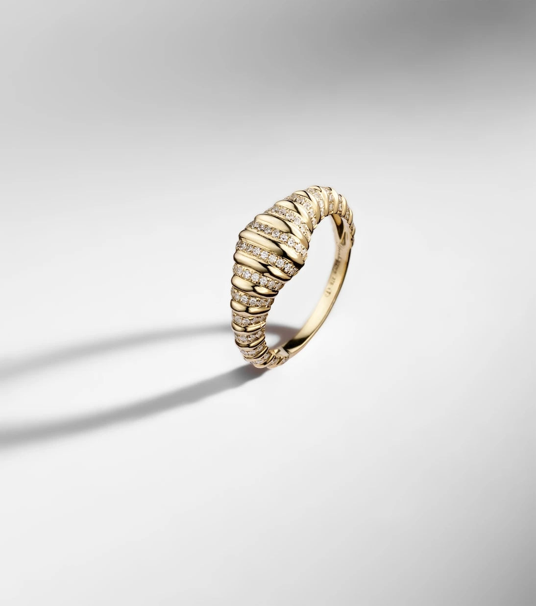 Yvonne Léon - Chevalière Nano 9kt gold ring with diamonds