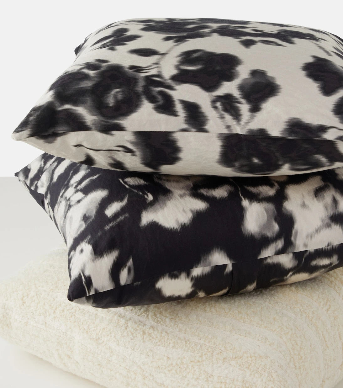 The House of Lyria - Astrantia cushion