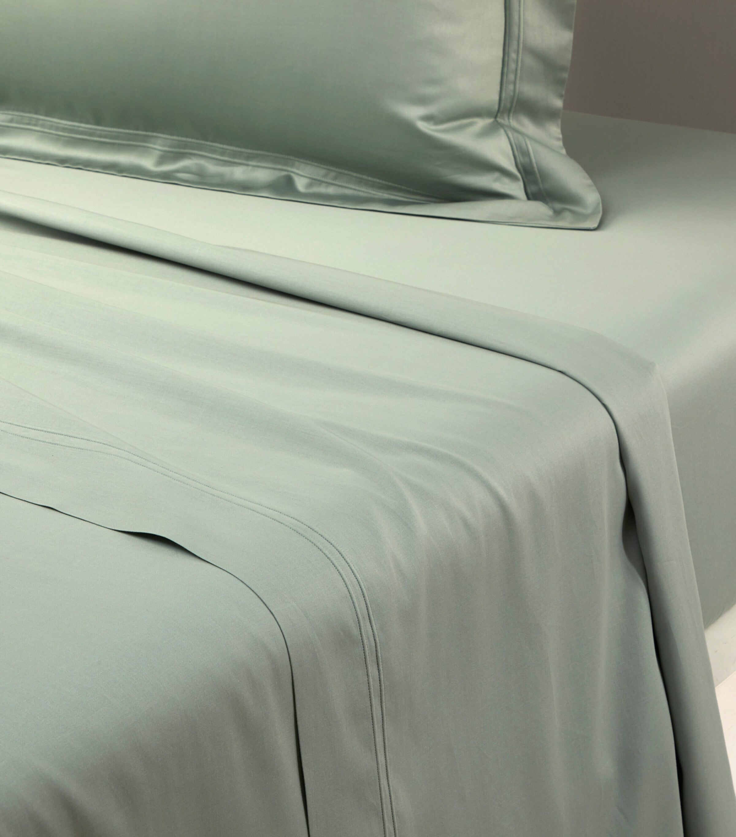 Triomphe Double Flat Sheet (240cm x 295cm)