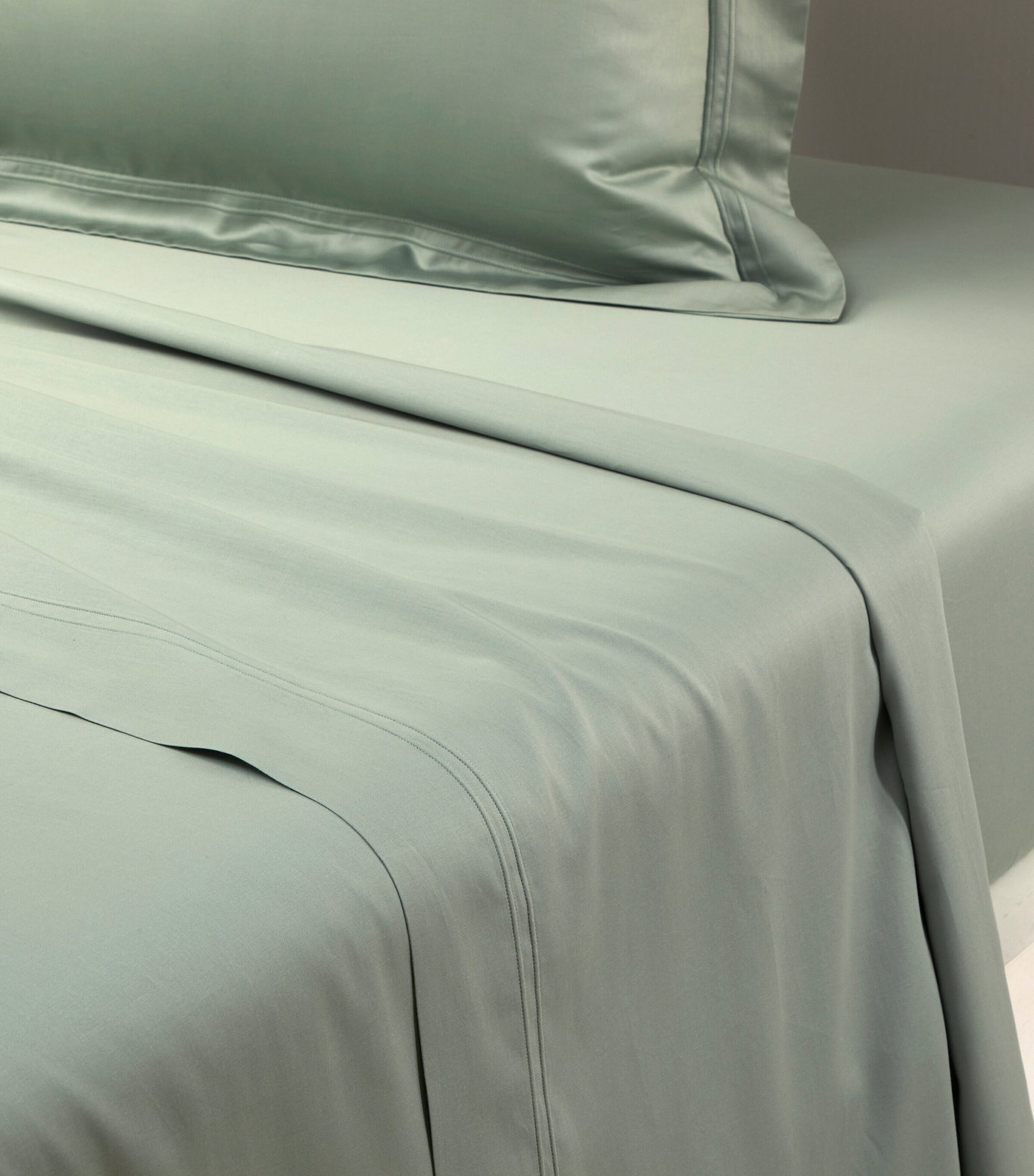 Triomphe Double Flat Sheet (240cm x 295cm)