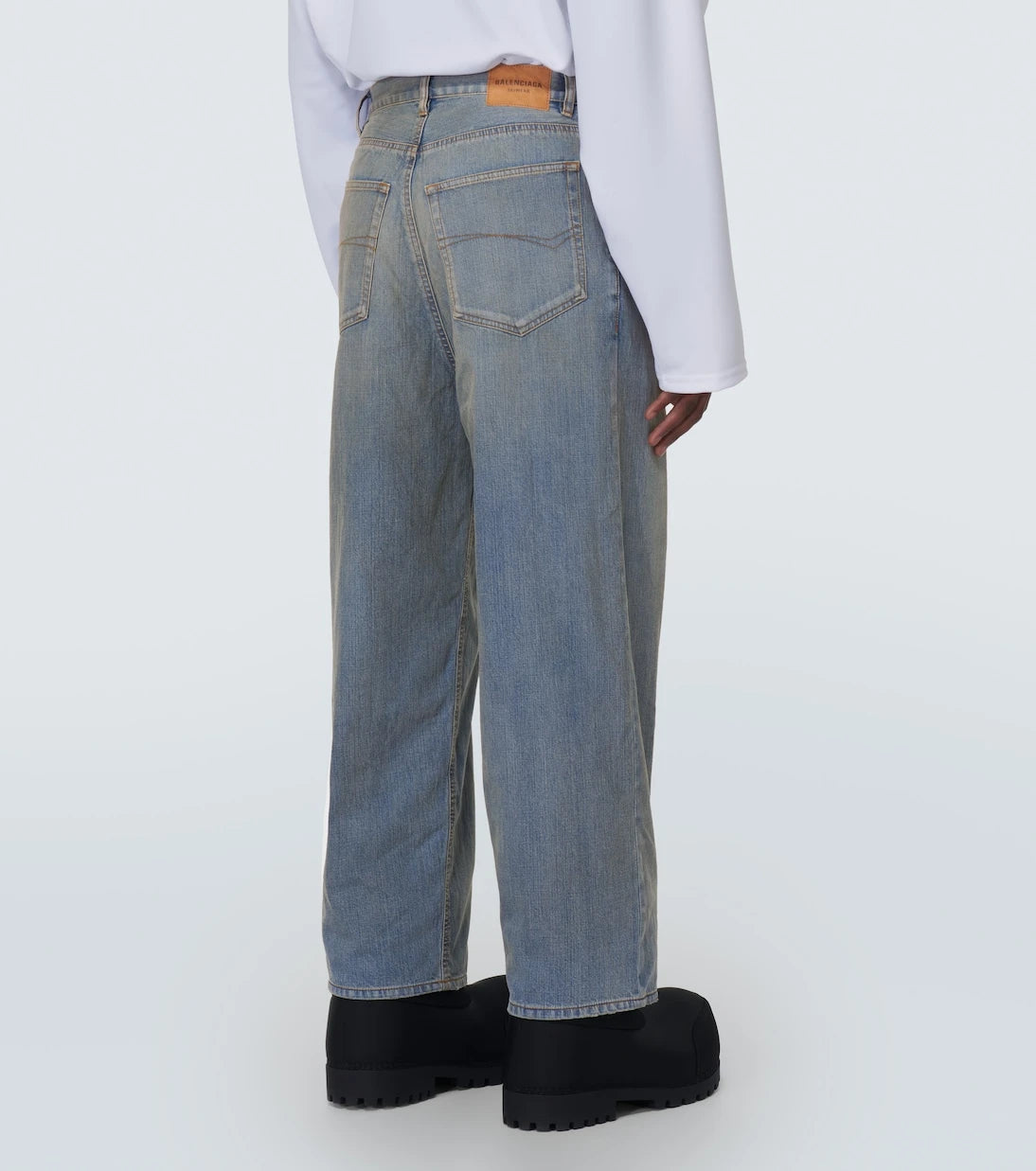 Balenciaga - بنطال جينز واسع الساقين ومقاوم للماء