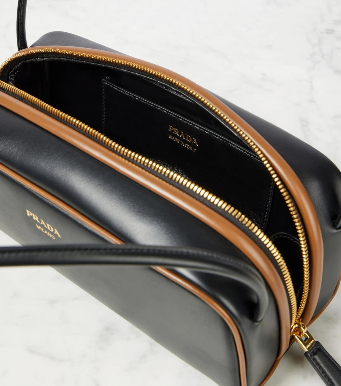 Prada - حقيبة كتف برادا سوينغ صغيرة من الجلد