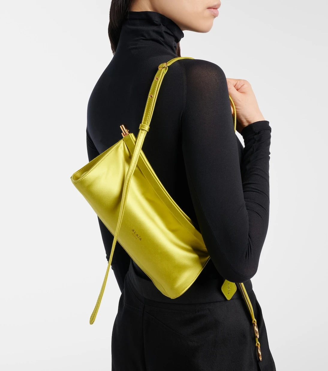 Alaïa - حقيبة كتف Le Click East West صغيرة من الساتان المزيّن بالجلد