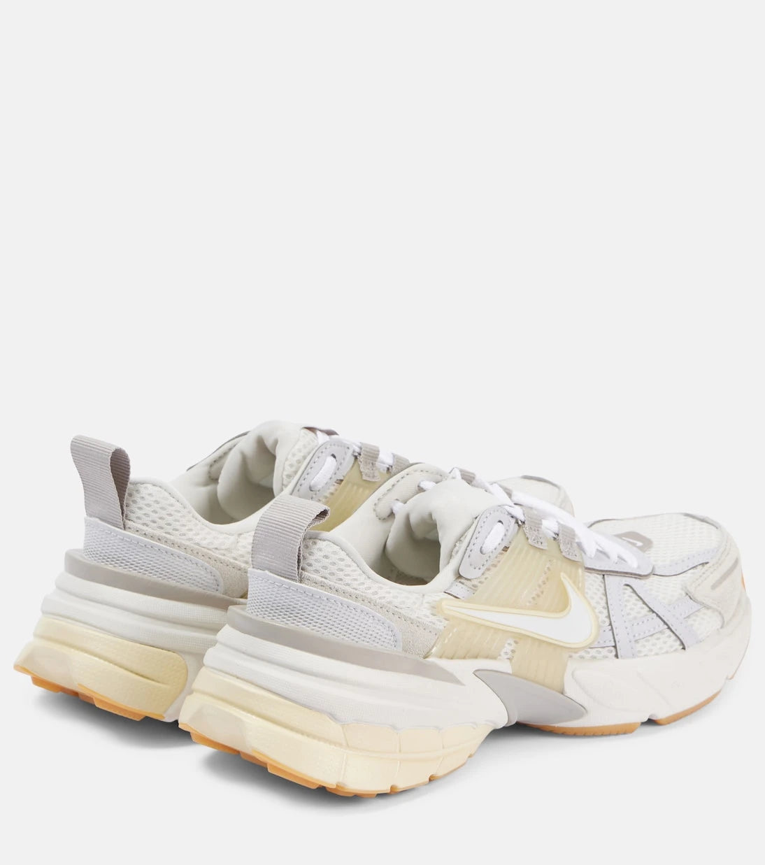 Nike - حذاء رياضي V2K Run مزين بالجلد