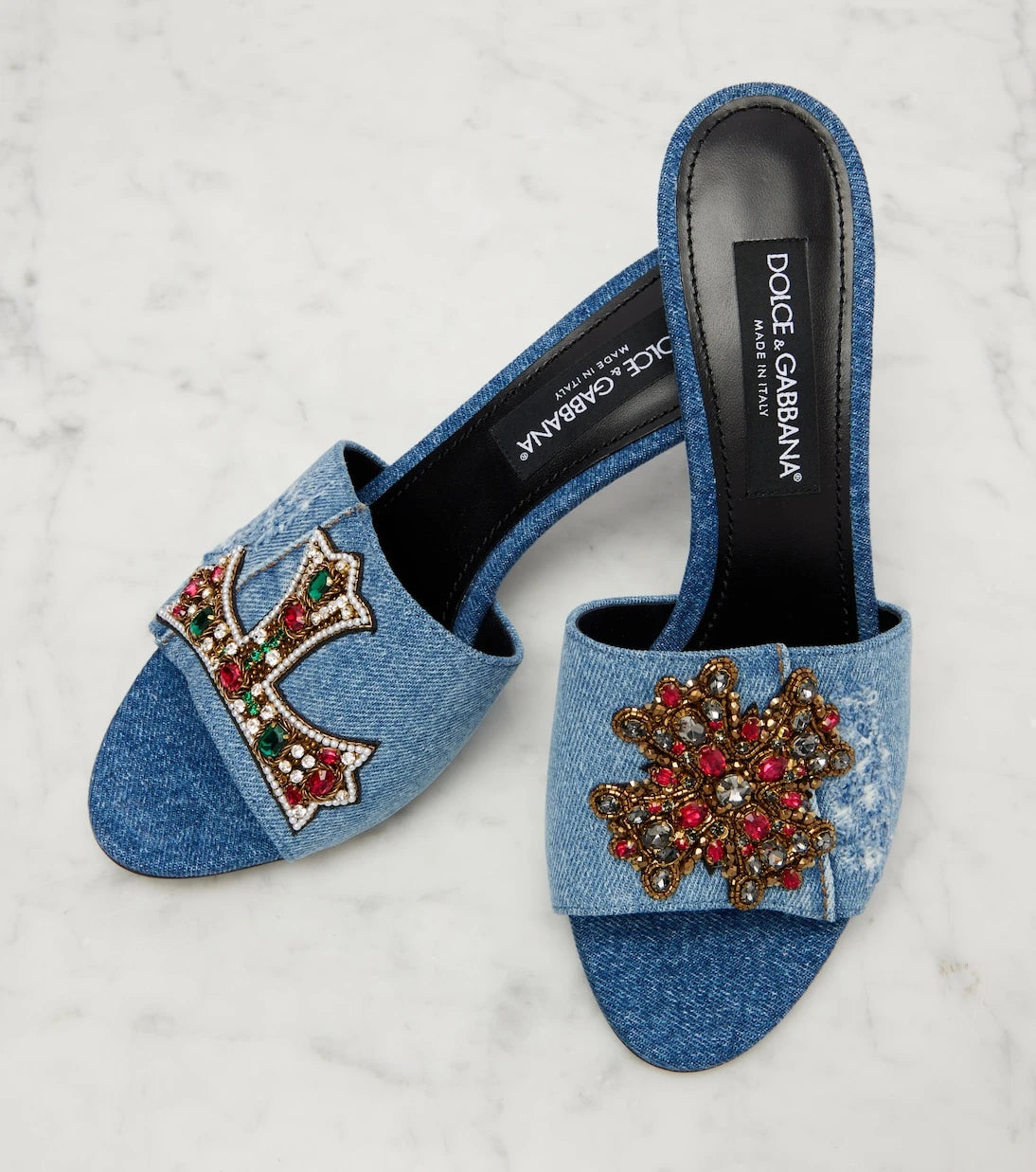 Dolce&Gabbana - حذاء مفتوح من الدنيم ومزين بالكريستال