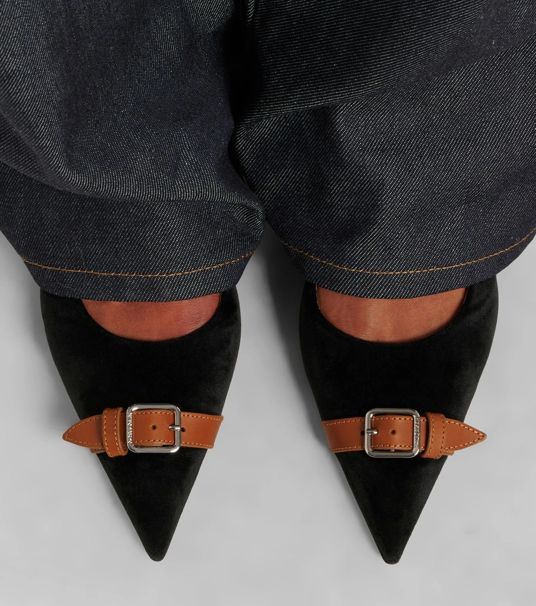 JW Anderson - حذاء مفتوح من الخلف من المخمل بحواف جلدية