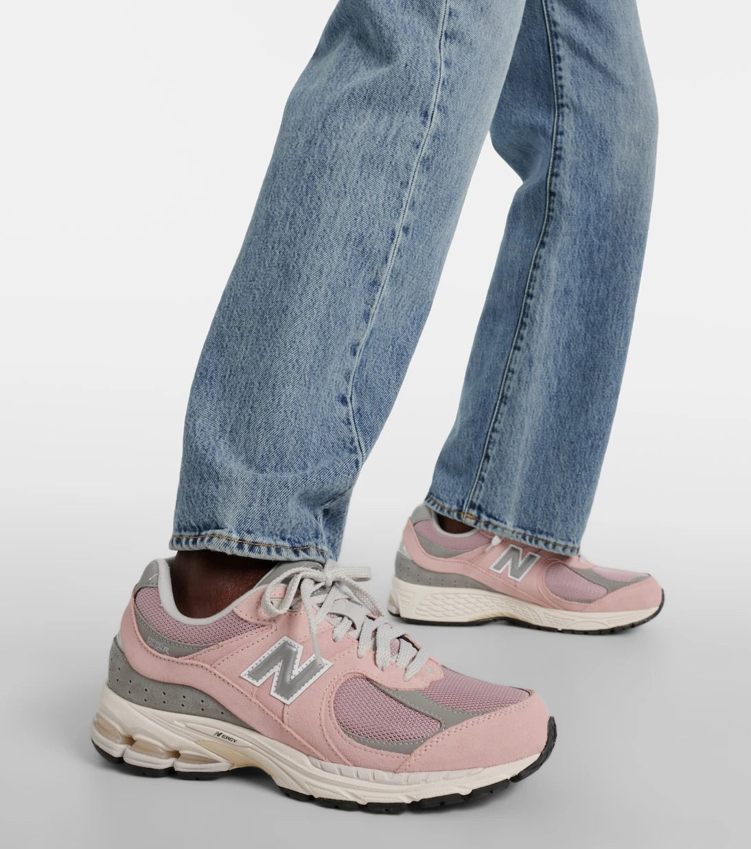 New Balance - أحذية رياضية 2002 بحواف من الشمواه