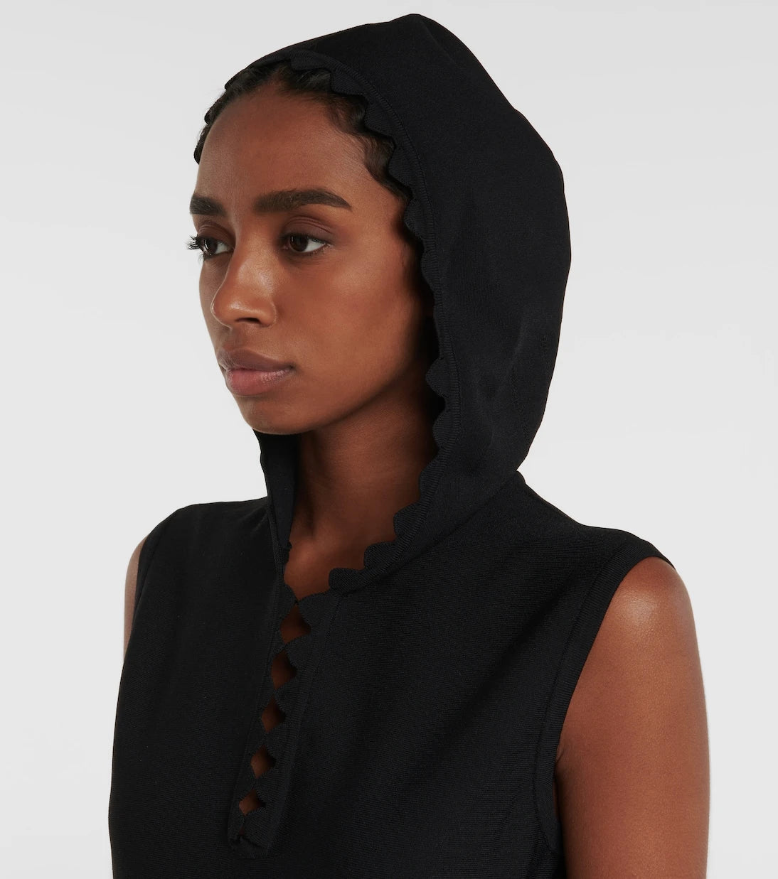 Alaïa - فستان قصير بقلنسوة منسوج