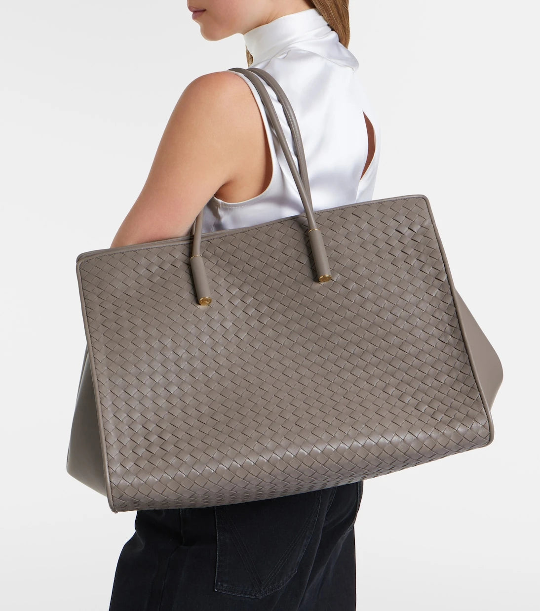 Bottega Veneta - حقيبة باربرا متوسطة الحجم بمقبض علوي من الجلد