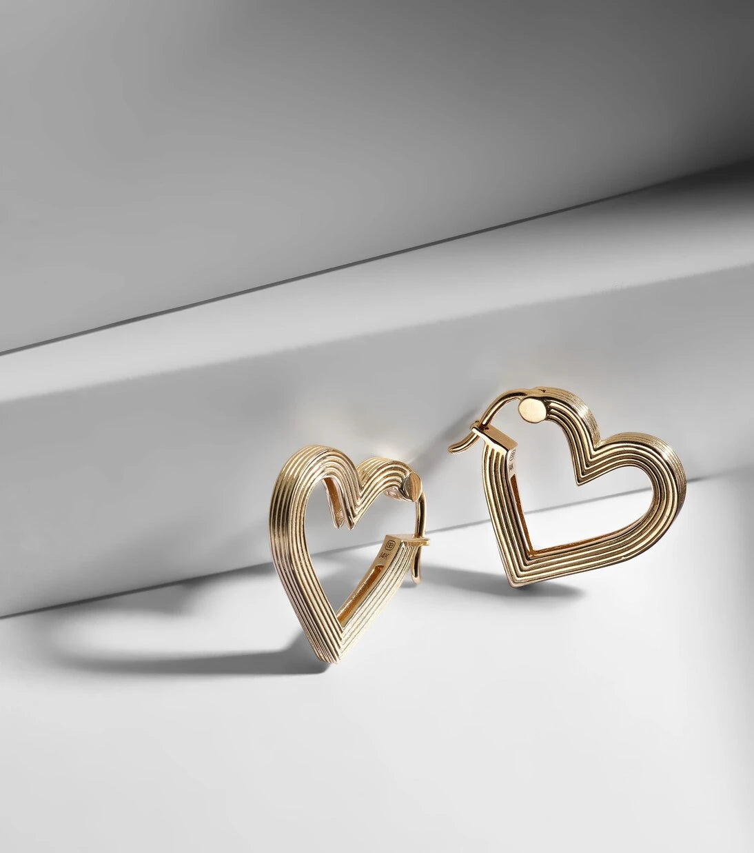 Sydney Evan - Flutted Heart 14kt white gold earrings
