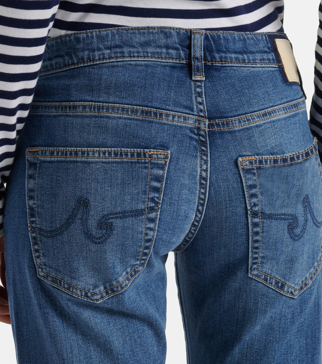 AG Jeans - بنطلون جينز سكيني قصير بتصميم "إكس بويفريند"