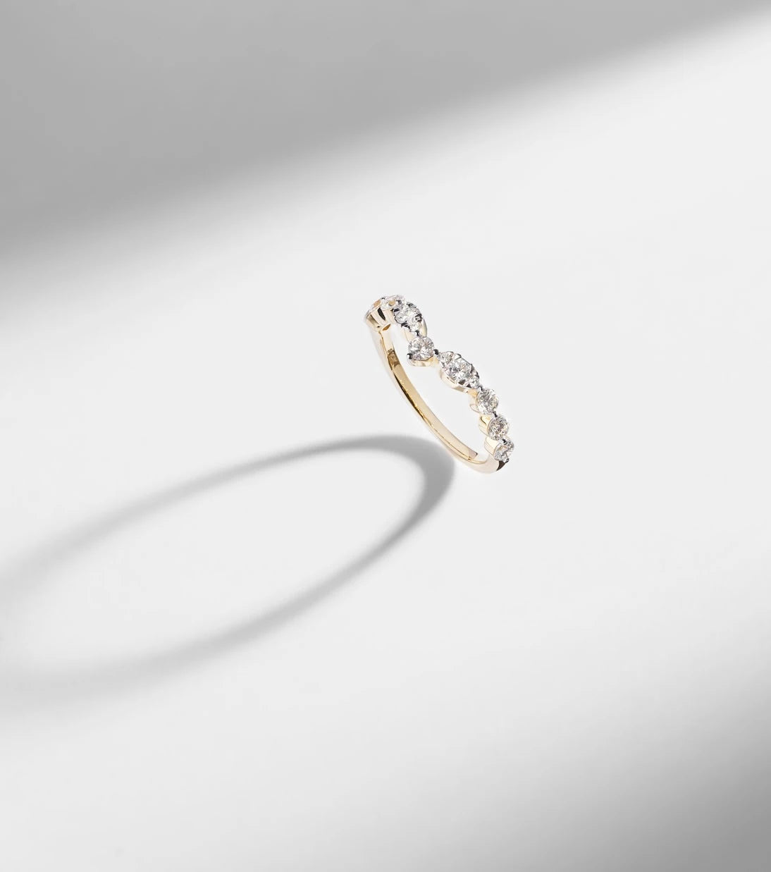 Stone and Strand - خاتم ميوز تيارا من الذهب عيار 10 قيراط مع الماس