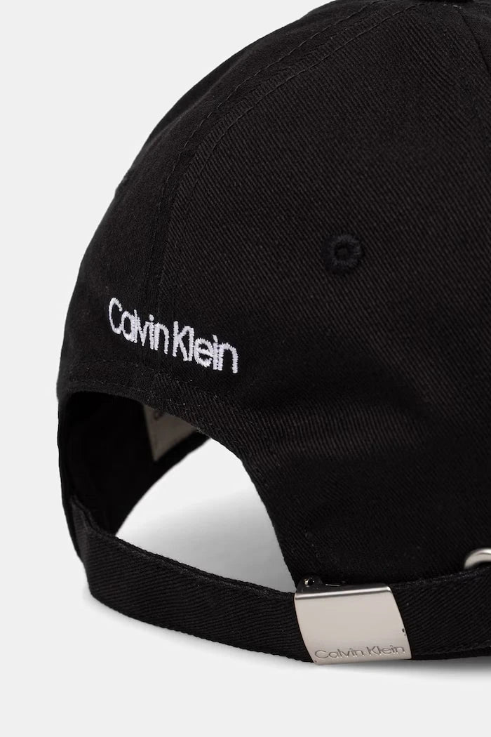 Calvin Klein шапка с козирка от памук