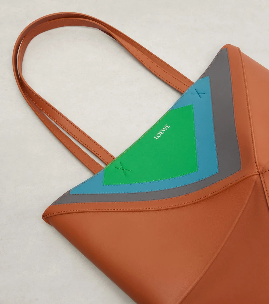 Loewe - حقيبة يد توتس متوسطة الحجم قابلة للطي بتصميم ألبرز من الجلد