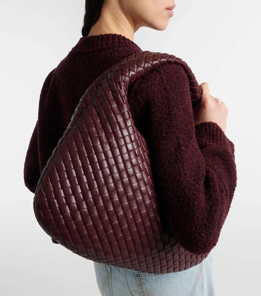 Bottega Veneta - حقيبة كتف Veneta Medium من الجلد