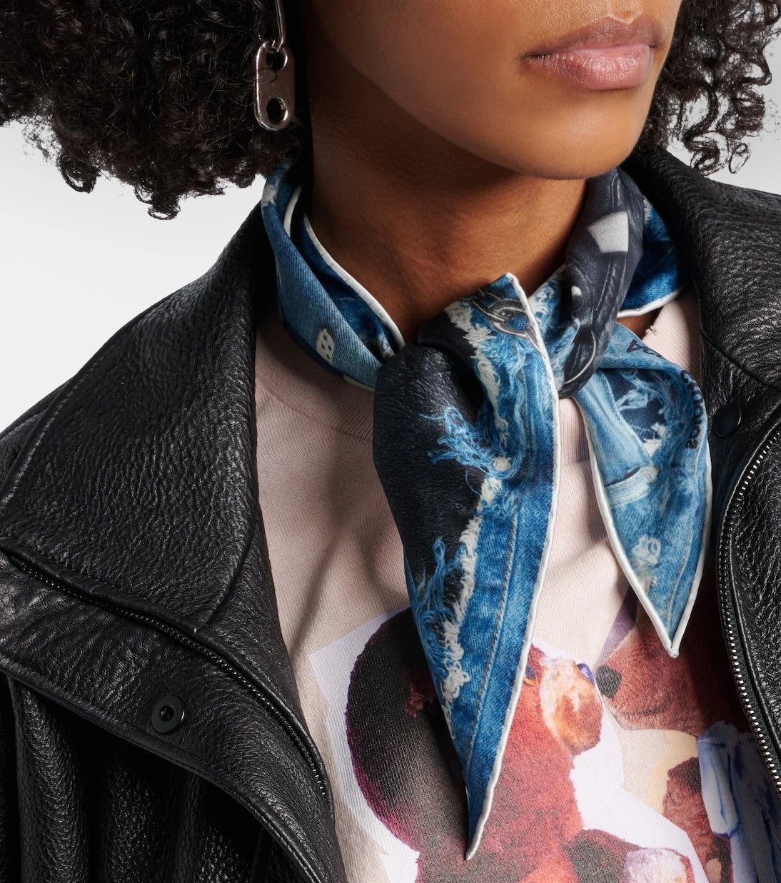 Acne Studios - وشاح حريري بطبعة ترومب لويل