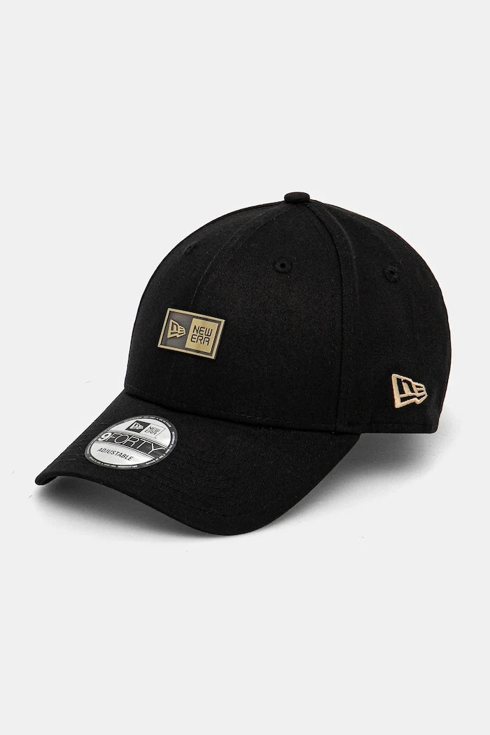 Памучна шапка с козирка New Era NE BADGE 940