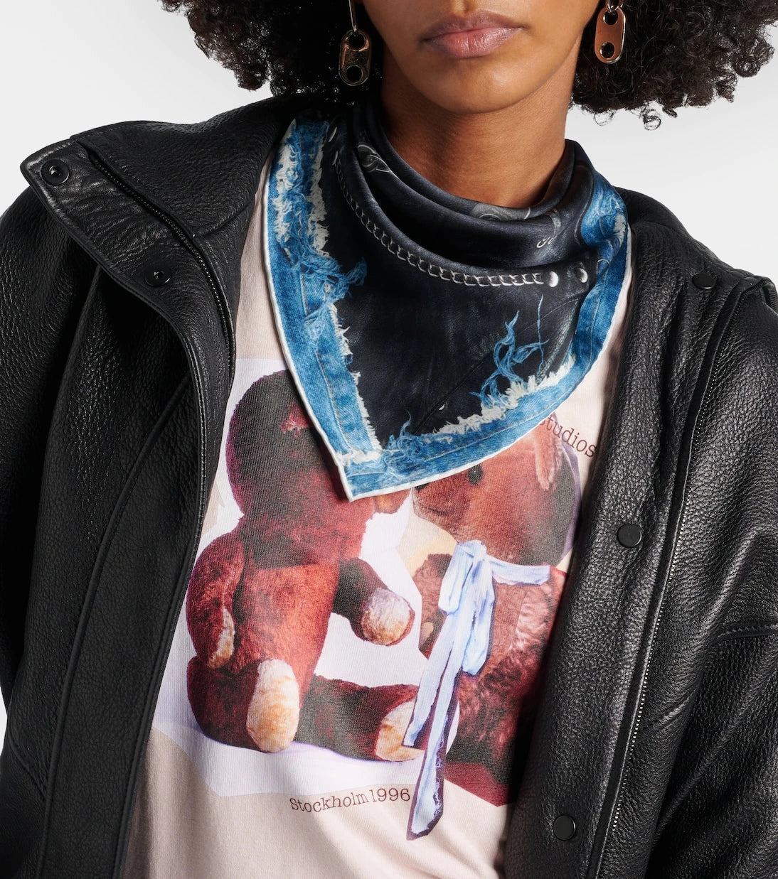 Acne Studios - وشاح حريري بطبعة ترومب لويل
