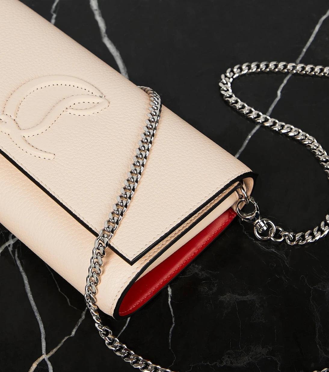Christian Louboutin - محفظة جلدية بشعار الماركة مع سلسلة