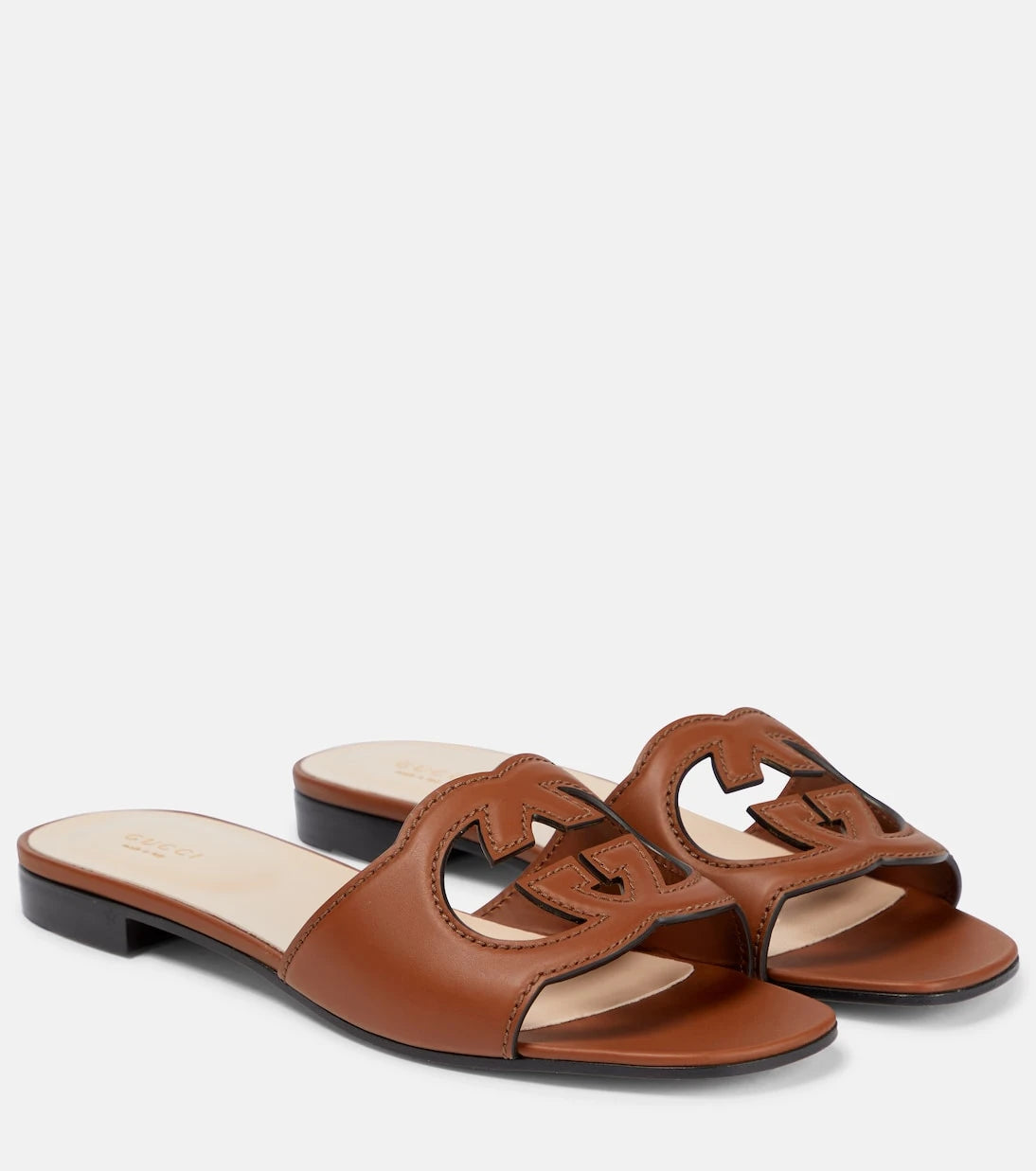 Gucci - صندل إنترلوك G جلدي بفتحات