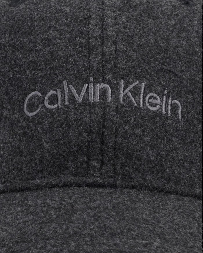Calvin Klein kadın siperlikli şapka