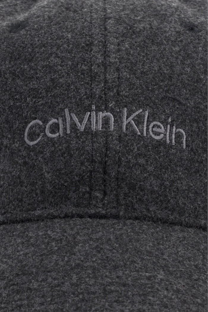 Calvin Klein kadın siperlikli şapka