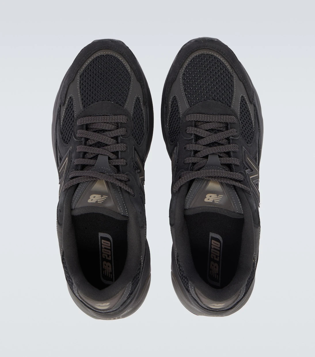 New Balance - حذاء رياضي من الشامواه والشبك طراز 2010